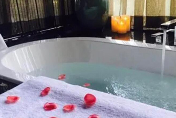 杭州下城区水疗池中的失重冥想：当身体学会漂浮